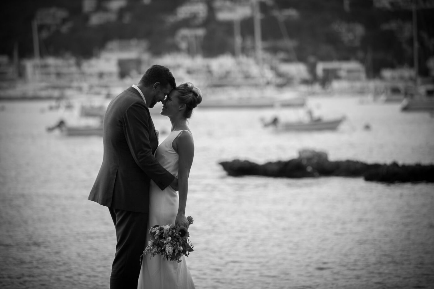 Wedding Photographer in Mallorca - Just married kissing in mallorca country side